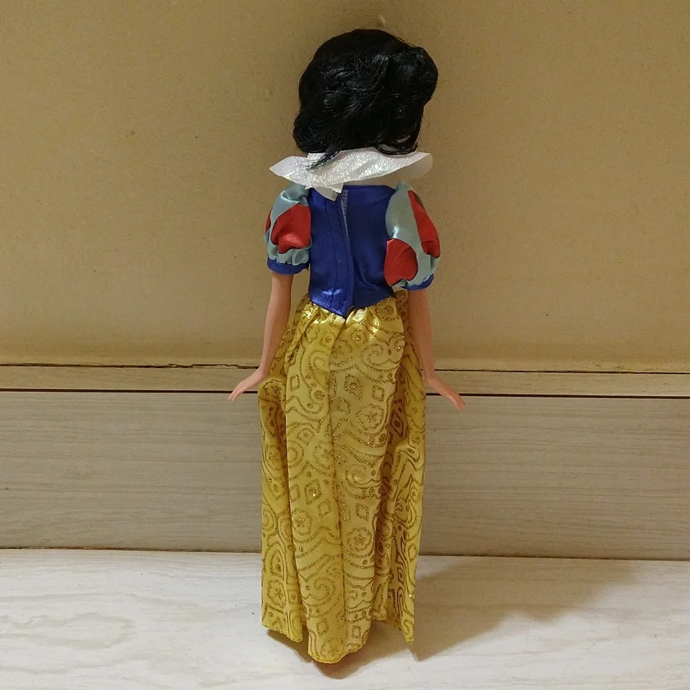 Vintage 1990's Mattel Snow White Doll Figure - Picture 5 of 5